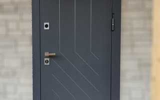 входная дверь для загородного дома с панелью МДФ