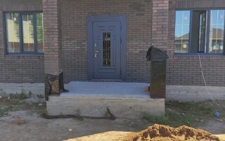 входная дверь с ковкой для загородного дома