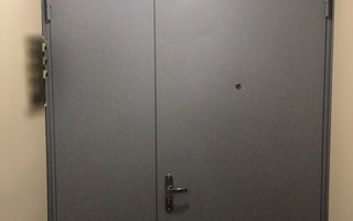 входная двустворчатая дверь с верхней вставкой для квартиры