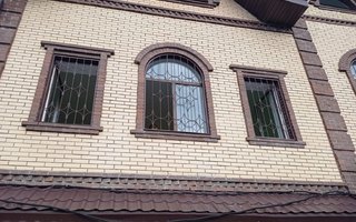 глухая оконная решетка, установлена в загородном доме